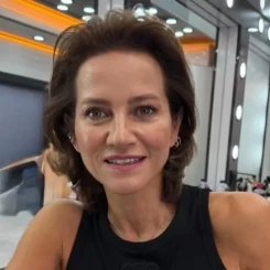 Çirkin Dizisi Ebru Şifacı Kimdir?