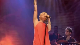 Ziynet Sali, Kıbrıs'taki konserinde ailesinin göç hikayesini paylaşarak duygusal anlar yaşattı.