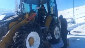 Kış koşullarında Çat Belediyesi karla mücadelede vatandaşların güvenliğini sağlıyor