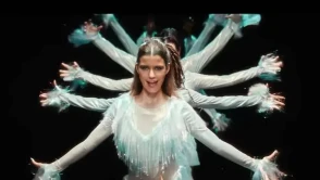 Beren Saat'in CapitaliZoo Şarkısının Sözlerinin Türkçe Anlamı ve Sanatçı Bilgisi