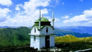 Şehitlik Camii: Vefa ve Hatıra ile Dolu Bir Dağ Ziyareti