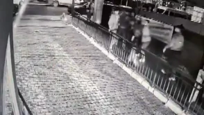 Küçükçekmece'de polis memuruna otomobil çarptı, gasp ve kavga sonrası 3 şüpheli gözaltında!