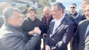 CHP'li deprem konutundaki sorunları Özgür Özel'e anlattı, görüntüler sosyal medyada viral oldu