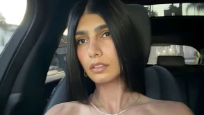 Mia Khalifa, sadece bornozla göründüğü pozunda bacaklarını tamamen sergiledi