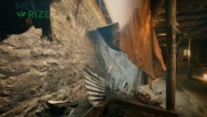 Kars Akyaka'da Şiddetli Yağışlar Eski Ahırı Yerle Bir Etti: İçeridekiler Son Dakikada Kurtuldu!