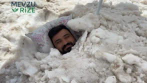 Aşırı Sıcaktan Kaçan Vatandaş, Serinlemek İçin Kar Yığınlarına Saklandı!