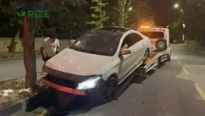 Niğde'de Kontrolden Çıkan Araç Refüjdeki Ağaçlara Çarptı: 2 Kişi Yaralandı