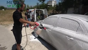Bursa Sokaklarında Mobil Oto Yıkama Servisi, Araçları İzni Olmadan Temizliyor!
