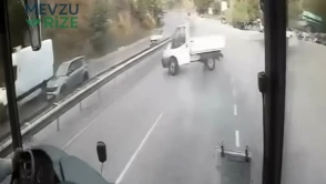 Çankırı'da Kaygan Yolda Kontrolü Kaybeden Kamyonetin Kaza Anı Kameralara Yansıdı