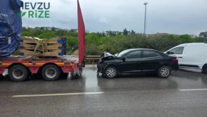 Bandırma'da Rüzgar Gülü Taşıyan Tıra Çarpan Araçta 4 Kişi Yaralandı