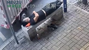 Bankta uyuyan kişi, üzerine düşen tabeladan kıl payı kurtuldu