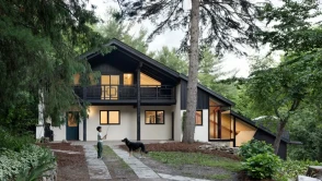 Belfountain House, 1970’lerin dağ evini yamaca yayılan bir konuta dönüştürüyor