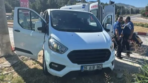 Burdur'da Kavşakta Gerçekleşen Trafik Kazasında 4 Kişi Yaralandı: Hafif Ticari Araç ve Kamyon Çarpıştı