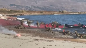 Yunan Askerleri Tatbikatta Sınavı Geçemedi: Ayakta Duramadılar ve Denize Savruldular!