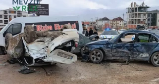 14 yaşındaki sürücü kazada 6 öğrenciyi yaraladı, araç devrildi!