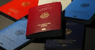 Alman pasaportlu Türklerden yalnızca 30 bininin Türk pasaportu istemesi eleştirileri arttırdı