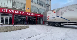 Yozgat'ta ESK Mağazası Önünde Soğuk Hava ve Karla Kuyruklar Oluştu