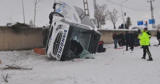 Patnos'ta yolcu otobüsü devrildi: 16 yaralı!