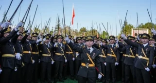 İhraç edilen teğmenler tek tek davayı kazanıyor