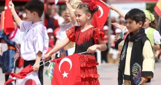 23 Nisan Coşkusunu Saldırıların Gölgesinde Yaşadık: Türkiye Genelinde Kutlamalar Yapıldı