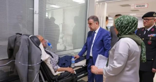 Bayburt’ta sağlık çalışanları ve hastalarla bayramlaşıldı