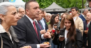 YAVUZ AYDIN VATANDAŞLARA LOKMA İKRAM ETTİ: BUNLAR HELAL LOKMA