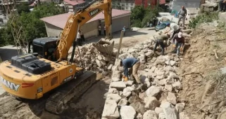Bitlis Belediyesi'nden Mahallelerde Yoğun Mesai! İstinat Duvarı ve Parke Çalışmaları Sürüyor