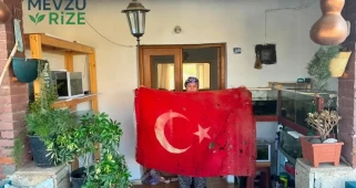 Kıbrıs Barış Harekatı'ndan kalma şanlı bayrağı 36 yıldır saklıyor