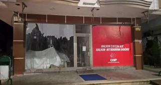 CHP'de Gece Yarısı Tabelası Krizi: İlçe Binasındaki Değişim Dikkat Çekti!