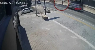 Mersin'de Trafik Kazası: Kamyonet Genç Kızı Ağır Yaraladı