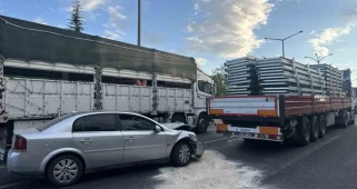 Uşak'ta Trafik Kazası: Otomobil Tıra Arkadan Çarpınca Dört Kişi Yaralandı