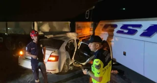 Doğum Günü Kutlamasına Giden Gençlere Korkunç Kaza: Yolcu Otobüsü ve Otomobil Tırla Çarpıştı!