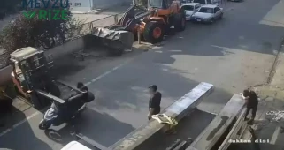 Tekirdağ'da Motosiklet Forkliftin Demir Ayaklarına Takıldı: Kaza Anı Kameralarda!