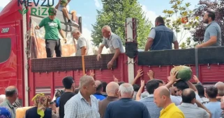 Zile'de Geleneksel Uşûr Dağıtımı: Tır Dolusu Karpuz 45 Dakikada Tükendi!