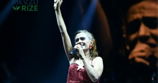 Yıldız Tilbe, 200 Bin Kişiyle İstiklal Marşı’nı Coşkuyla Seslendirdi!