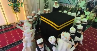 Mersin'den Umre'ye Giden Devlet Biberci Kabe Maketini Yanında Taşıdı