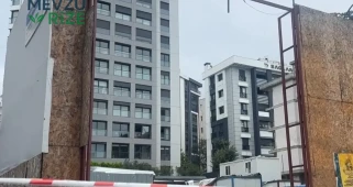 Şantiye Panosu Düşerek İki Kişiyi Yaraladı!