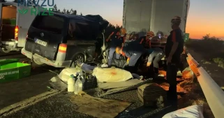 Minibüs, TIR'a ok gibi saplandı!