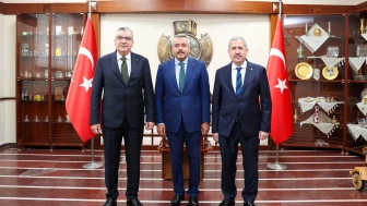 Bakan Yardımcıları Rize'de Vali Baydaş ile Ulaştırma ve Ticaret Projalarını Görüştü