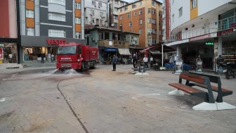 Hopa'da Cami Meydanı'na modern banklar yerleştirildi, yaşam kalitesi arttırılacak