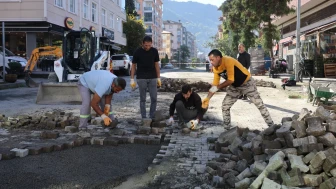 Arhavi’de Zemin Düzenleme ve Kilit Taşı Onarım Çalışmaları Sürüyor