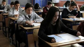 GÜNDEM                                                                                                                                                                        Liselerde Eğitim Süresini Kısaltacak Teklif Cumhurbaşkanı Erdoğan'a Sunuldu                                                                        Milli Eğitim Bakanlığı tarafından hazırlanan eğitimde süreyi kısaltacak rapor bugün Cumhurbaşkanı Recep Tayyip Erdoğan'a sunuldu. Cumhurbaşkanı Erdoğan raporu onaylarsa lise eğitimi 4 yıl olmayacak daha erken sürede tamamlanacak.                                                                                                                                                    Ahmet Koçak                                                                                                                                                                                                                                                        Ekim 17, 2025-17:33                                                                                                                                            0                                                                                                                                                                                                                                                                                                                                    lise                                                                                    Milli Eğitim Bakanı Yusuf Tekin tarafından açıklanan eğitim süresinin kısaltılması ile sonuçlanacak yeni teklif ile ilgili önemli bir gelişme yaşandı. Milli Eğitim Bakanlığı bünyesinde gerçekleşen toplantı sonrasında bugün liselerde eğitim süresini kısaltacak olan teklif Bakan Yusuf Tekin tarafından Cumhurbaşkanı Recep Tayyip Erdoğan'a arz edildi.Bir süredir eğitimde sürenin kısaltılması için gerekli adımların atılacağı, liselerde eğitimin 4 yıldan 2 yıla veya 3 yıla indirileceği yönünde haberler gündeme gelmiş, Bakan Tekin tarafından da bu konuda çeşitli açıklamalar yapılmıştı.Dünyanın birçok ülkesinde lise eğitiminin daha az olduğu bilinirken, Türkiye'de 4+4+4 eğitim öğretim sistemini tamamen değiştirecek olan bu yeni teklif eğer ki Cumhurbaşkanı Erdoğan tarafından kabul edilirse eğitimde yeni dönem başlayacak, dersler yeniden düzebnlenecek ve daha farklı bir müfredat uygulanacak.Öğrenciler Memnun, Veliler KararsızHenüz Cumhurbaşkanı Erdoğan tarafından onaylanıp onaylanmayacağı belirsizliğini koruyan teklif eğer hayata geçerse liseler daha az sürede tamamlanacak, üniversite eğitimi öne çekilebilecek ve öğrenciler bu sayede daha kısa sürede mezun olarak iş hayatına erken atılabilecek.Veliler durumdan endişe duyarken, öğrencilerin ise eğitim süresinin kısalması durumunda memnun olacakları biliniyor.                                                                                                                    Etiketler:                                                                                                cumhurbaşkanı                                                                    recep tayyip erdoğan                                                                    ak parti                                                                    lise                                                                                                                                                                                                                                                                                                                                                                                                 Ahmet Koçak                                                                                                                                                                                                                                                                                                                                                                                                                                                                                                                                                                                                                             İlgili Haberler                                                                                                                                                                                                                                                                                                                                                                                                                                                                                                                                                                                                                                                                                                                                                                                                                                                                                                                                                    Dilan Polat İntihar Etti İddialarına Engin Polat'tan Aç...                                                                    Ahmet Koçak    Ekim 18, 2025    0                                                                                                                                                                                                                                                                                                                                                                                                                                                                                                                                                                                                                                                                                                                                                                                                                                                                                                                                            Kıvanç Tatlıtuğ 166 Yıllık Asgari Ücreti Bir Reklamdan ...                                                                    Ahmet Koçak    Ekim 14, 2025    0                                                                                                                                                                                                                                                                                                                                                                                                                                                                                                                                                                                                                                                                                                                                                                                                                                                                                                                                            Cumhurbaşkanı Erdoğan: Gazze'nin Yanında Daha Çok Durma...                                                                    Ahmet Koçak    Ekim 14, 2025    0                                                                                                                                                                                                                                                                                                                                                                                                                                                                                                                                                                                                                                                                                                                                                                                                                                                                                                                                                                                                                                                                Türkiye'nin 5G'ye Geçişi Ertelendi                                                                    Ahmet Koçak    Ekim 13, 2025    0                                                                                                                                                                                                                                                                                                                                                                                                                                                                                                                                                                                                                                                                                                                                                                                                                                                                                                                                            Handan İnci Elçi Hayatını Kaybetti! SON DAKİKA!                                                                    Ahmet Koçak    Ekim 15, 2025    0                                                                                                                                                                                                                                                                                                                                                                                                                                                                                                                                                                                                                                                                                                                                                                                                                                                                                                                                            Derin Talu Survivor 2026'da! İddialar Şaşırttı                                                                    Ahmet Koçak    Ekim 14, 2025    0                                                                                                                                                                                                                                                                                                                                                                                                                                                                                                                                                    Yorumlar                                                                                                                                                                                                                                                                                                                                İsim                                                                        E-posta                                                                            Yorum                                                        Yorum Gönder
