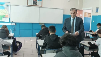 Beşikdüzü Eğitim Müdürü, 8. Sınıf Sınavında Öğrencileri Ziyaret Etti