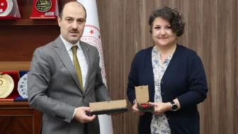 Oltu Kütüphane Müdürü Ceren Alptürkan Erdil’e veda ziyareti ve teşekkür hediyesi