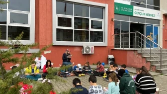 Hopa'da Gençler Doğayla İç İçe Kitap Okuma Etkinliği Düzenledi