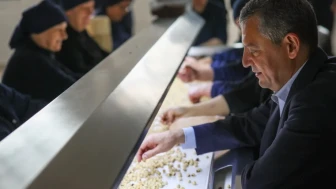 Özgür Özel, Ordu'da fındık fabrikasını ziyaret edip işçilerle fındık ayıkladı