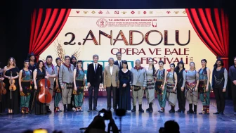 Rize'de 2. Anadolu Opera ve Bale Festivali'nde Folklorama izleyicileri büyüledi