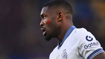 İtalya Serie A'da futbolcular Şiddete Kırmızı Kart diyerek kadına yönelik şiddete dikkat çekiyor