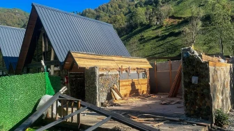 Rize'de Fırtına Vadisi'ndeki 77 riskli yapı kaldırıldı, güvenlik ve doğal güzellikler korunacak.