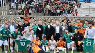 Murgul Kaymakamı ve heyeti, Murgul Belediyespor maçını izleyerek dostluk mesajı verdi